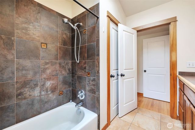 2221 E Spruce Street, Seattle, WA 98122