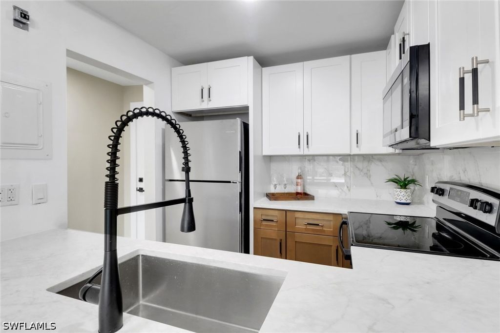 1195 Clam CT 202, Naples, FL 34102