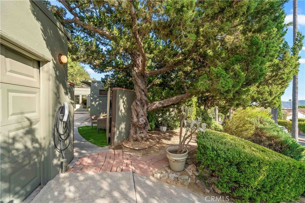 Image 23 of property listing at 1011 W Mountain, Glendale, CA 91202