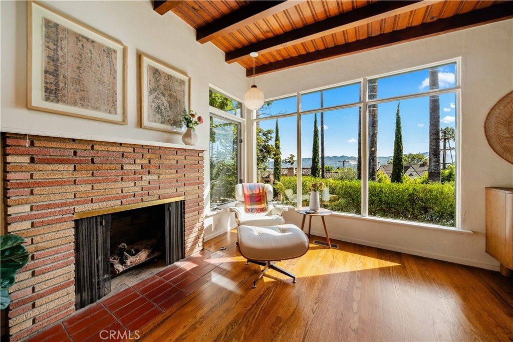 Image 2 of property listing at 1011 W Mountain, Glendale, CA 91202