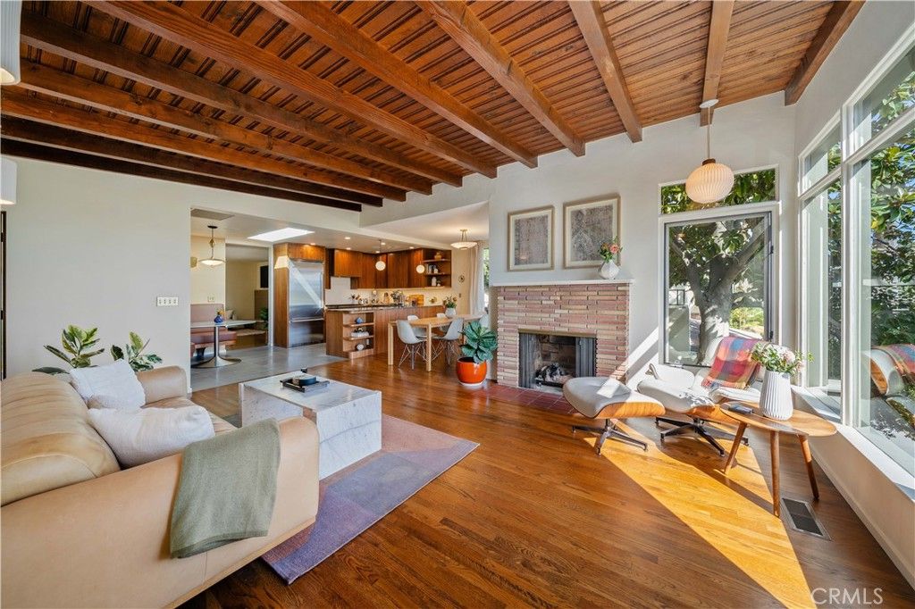 Image 3 of property listing at 1011 W Mountain, Glendale, CA 91202
