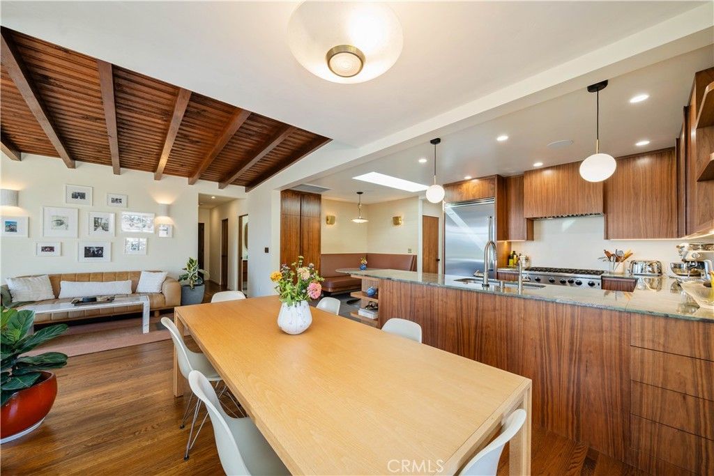 Image 7 of property listing at 1011 W Mountain, Glendale, CA 91202