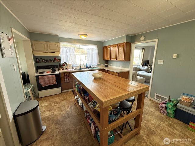 1132 Fowler Street, Raymond, WA 98577