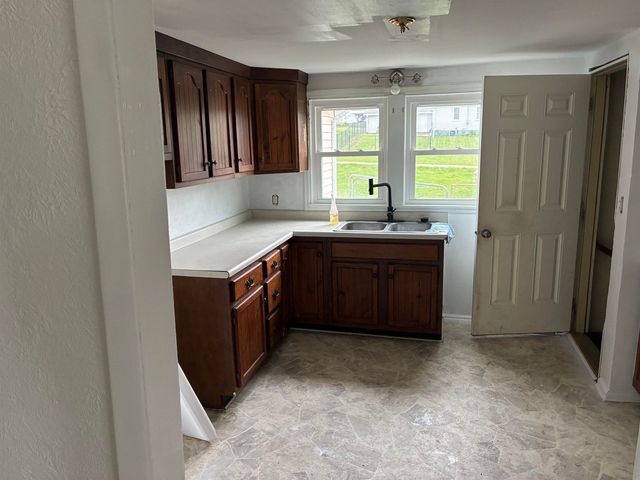 219 SE 6th Avenue, Oelwein, IA 50662