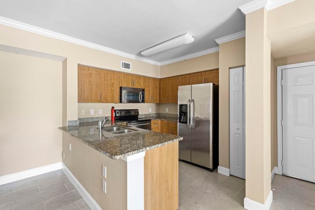 6434 EMERALD DUNES Drive 104, West Palm Beach, FL 33411