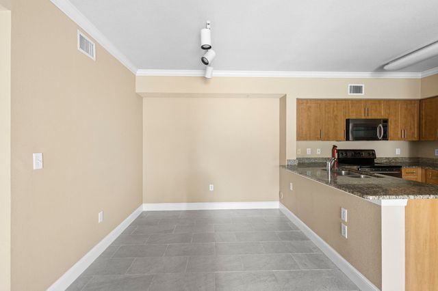 6434 EMERALD DUNES Drive 104, West Palm Beach, FL 33411