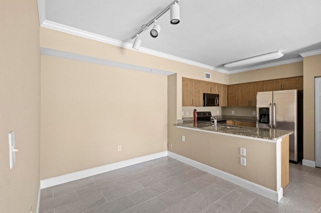 6434 EMERALD DUNES Drive 104, West Palm Beach, FL 33411