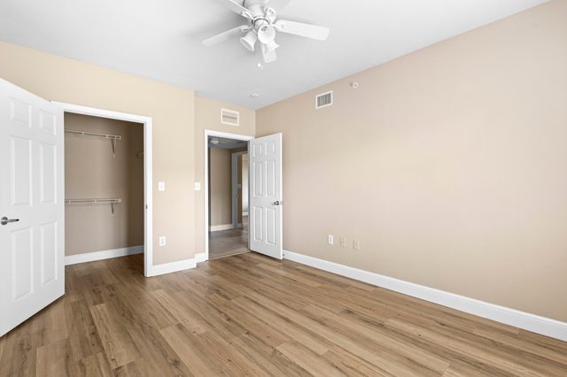 6434 EMERALD DUNES Drive 104, West Palm Beach, FL 33411