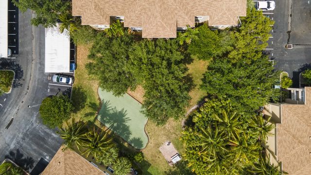 6434 EMERALD DUNES Drive 104, West Palm Beach, FL 33411