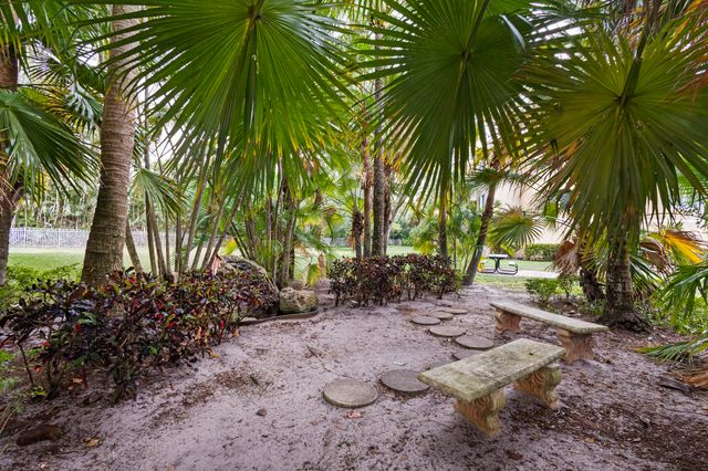 6434 EMERALD DUNES Drive 104, West Palm Beach, FL 33411