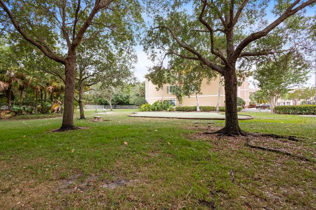 6434 EMERALD DUNES Drive 104, West Palm Beach, FL 33411