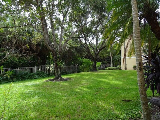 6434 EMERALD DUNES Drive 104, West Palm Beach, FL 33411