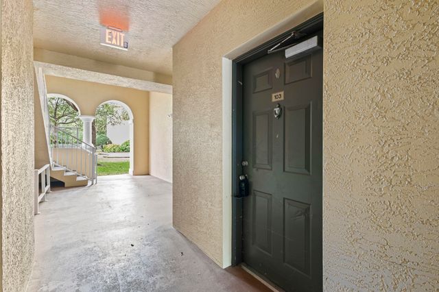 6434 EMERALD DUNES Drive 104, West Palm Beach, FL 33411