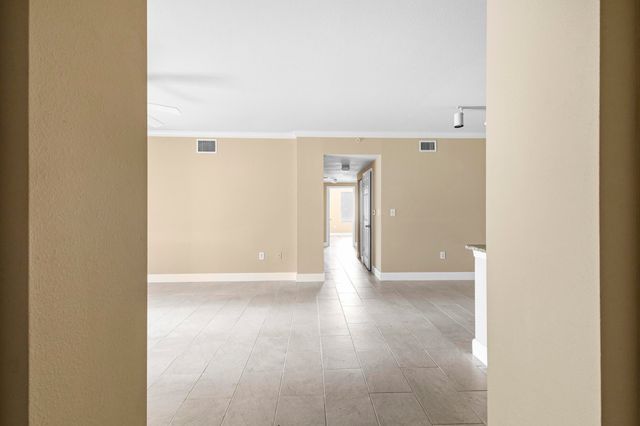 6434 EMERALD DUNES Drive 104, West Palm Beach, FL 33411