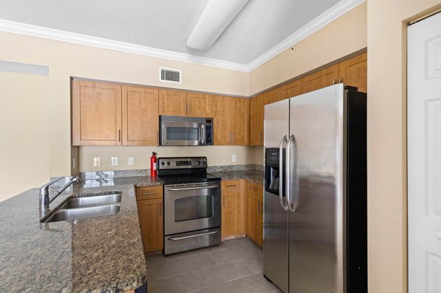 6434 EMERALD DUNES Drive 104, West Palm Beach, FL 33411