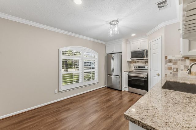 511 Springwood Drive, Conroe, TX 77385
