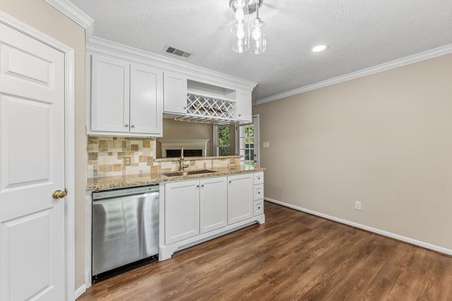 511 Springwood Drive, Conroe, TX 77385
