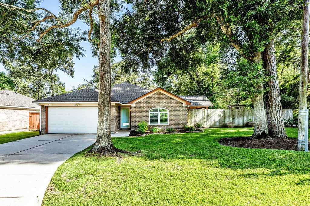 511 Springwood Drive, Conroe, TX 77385