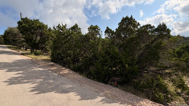 1076 Trail Pass, Canyon Lake, TX 78133