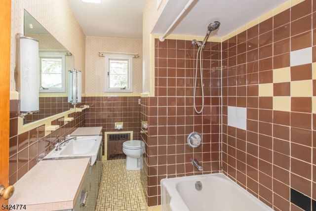 10 Laurel Pl, West Caldwell Twp., NJ 07006