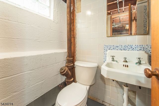 10 Laurel Pl, West Caldwell Twp., NJ 07006