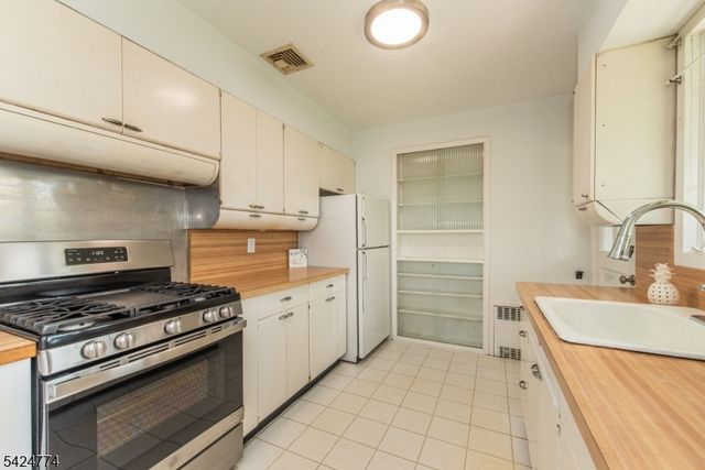 10 Laurel Pl, West Caldwell Twp., NJ 07006