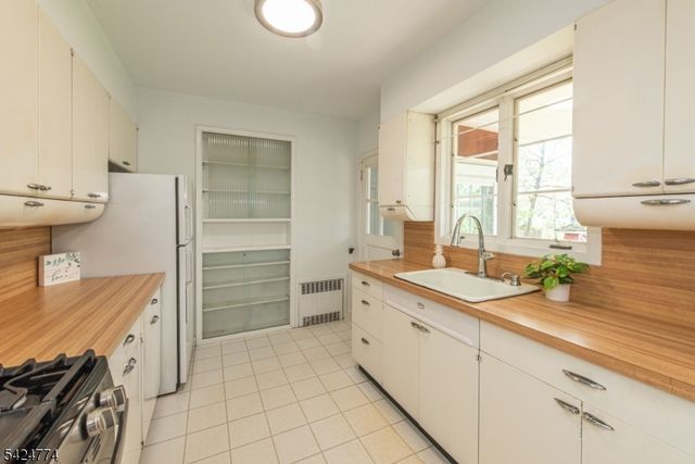 10 Laurel Pl, West Caldwell Twp., NJ 07006