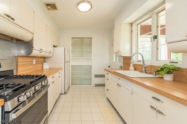 10 Laurel Pl, West Caldwell Twp., NJ 07006