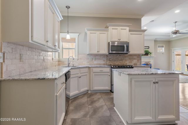 121 Fairwood Drive, Broussard, LA 70518