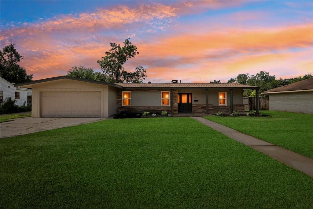 29 Knotty Pine Lane, Orange, TX 77630