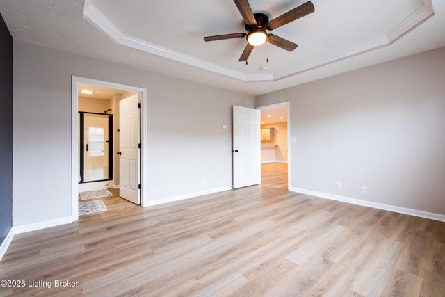 12500 Spring Falls Ct, Louisville, KY 40229
