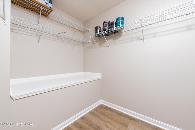 12500 Spring Falls Ct, Louisville, KY 40229
