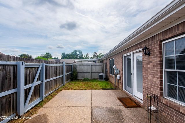12500 Spring Falls Ct, Louisville, KY 40229
