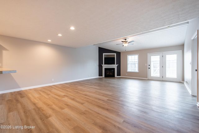 12500 Spring Falls Ct, Louisville, KY 40229