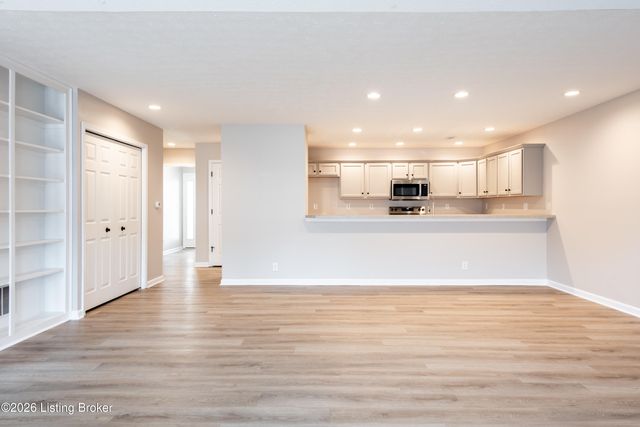 12500 Spring Falls Ct, Louisville, KY 40229