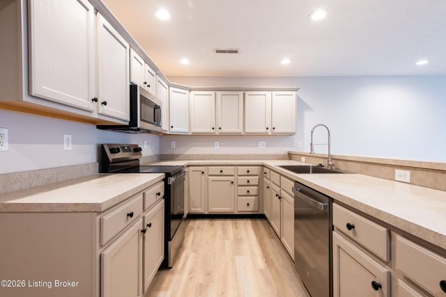 12500 Spring Falls Ct, Louisville, KY 40229