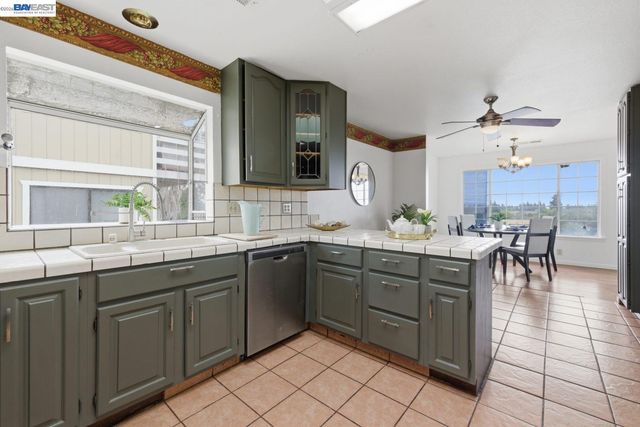 1019 Central Blvd, Hayward, CA 94542