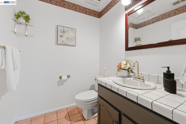 1019 Central Blvd, Hayward, CA 94542