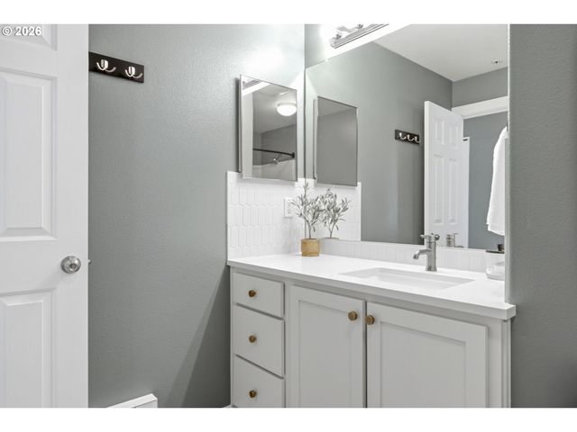 14830 Sw SANDHILL Loop 203, Beaverton, OR 97007