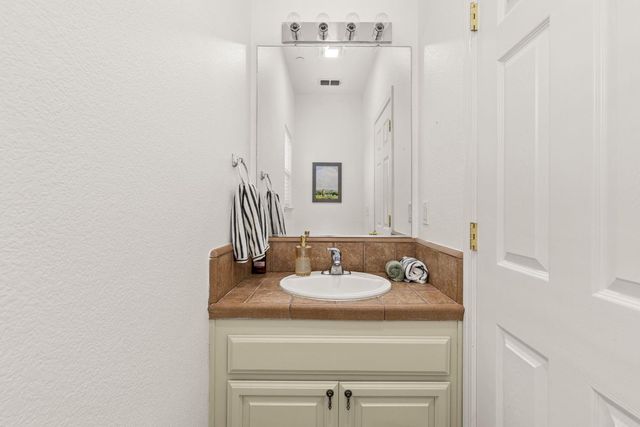 262 Phoenix Cir, Lincoln, CA 95648