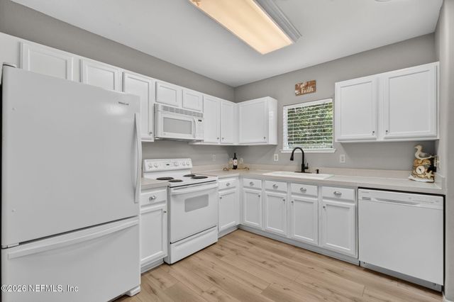 1800 THE GREENS Way 1006, Jacksonville Beach, FL 32250