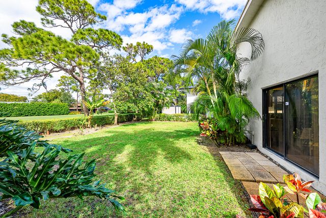 5104 Pineview Circle, Delray Beach, FL 33445