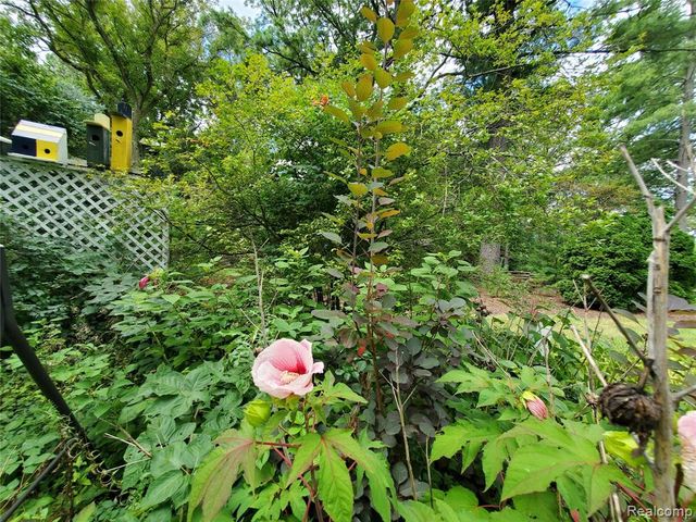 8276 Appleway Drive, Grand Blanc, MI 48439