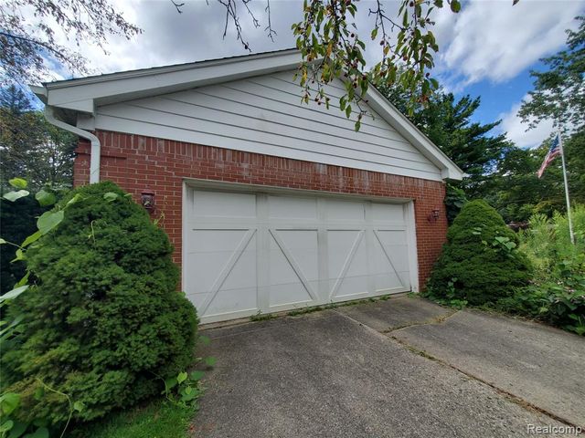 8276 Appleway Drive, Grand Blanc, MI 48439