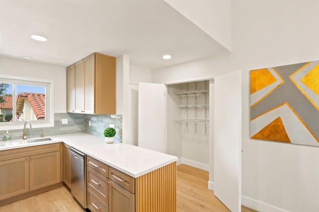 1976 Fairlee Drive, Encinitas, CA 92024