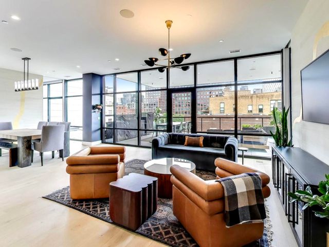 6 N Carpenter Street 5B, Chicago, IL 60607