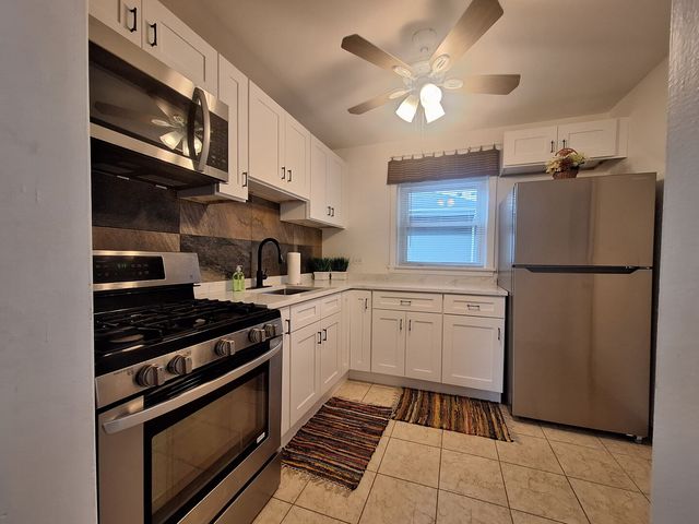 1995 Howard Street 1R, Des Plaines, IL 60018