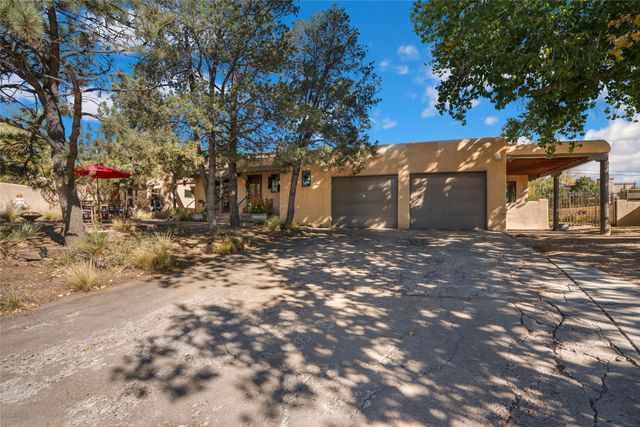 1121 N Plata Circle, Santa Fe, NM 87501