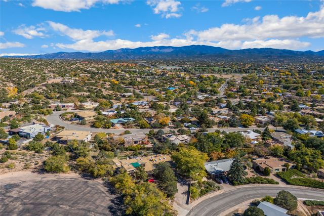 1121 N Plata Circle, Santa Fe, NM 87501