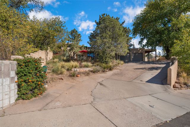 1121 N Plata Circle, Santa Fe, NM 87501